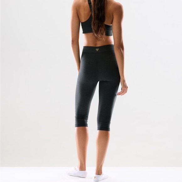 Aritzia SoftWhip Flawless Hi-Rise Capri Leggings - Picture 2 of 4